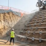 Foretek tarafından uygulanan zemin çivisi sistemi; çelik çiviler, ankraj plakaları, püskürtme beton ve eğimli şantiye sahası