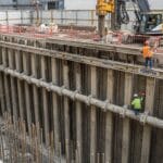 Foretek uygulamalı ankrajlı kazık perde sistemi; dikey betonarme kazıklar, aralıklı ankraj plakaları ve üst kotta çalışan Foretek ankraj sondaj makinesi