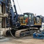 Foretek’in crawler tabanlı ağır hizmet DSM makinesi ile gerçekleştirdiği derin karıştırma uygulaması – çoklu dikey şaftlar, çimento-silikat enjeksiyonu ve sahada mühendislik takibi