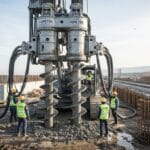 Foretek tarafından, deniz kenarında yürütülen hızlı tren altyapı projesinde kullanılan çift burgulu kazık makinesi; çamurlu zemine zıt yönlü helisel burgu ile enjeksiyon uygulaması yapılmakta