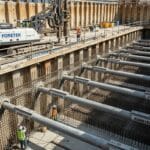 Foretek tarafından uygulanan kazıklı ve ankrajlı iksa sistemi: betonarme kazıklar, shotcrete yüzey, çelik zemin ankrajları ve üst kotta çalışan sondaj makinesi