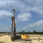 Foretek kazıklı temel sahasında çalışan kazık makinesi; dönel delgi sırasında kazık imalatı, donatı kafesi ve zemin çalışması