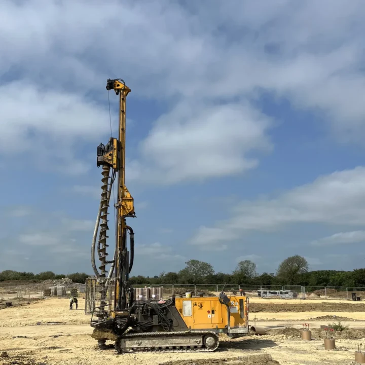Foretek kazıklı temel sahasında çalışan kazık makinesi; dönel delgi sırasında kazık imalatı, donatı kafesi ve zemin çalışması