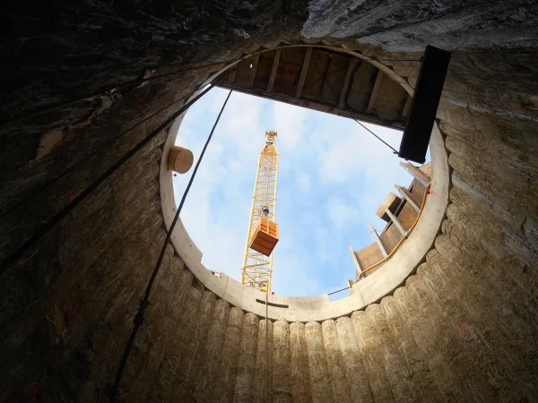 Foretek tarafından uygulanan kesişen kazıklı bypass tünel ve dikey şaft sistemi; iç içe geçmiş kazıklarla çevrelenmiş derin kazı alanı ve altyapı çözümü