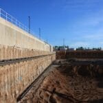 Foretek'in zemin mühendisliği uygulamalarında kullanılan kesişen kazıklı duvar sistemi; iç içe geçmiş beton kazıklarla oluşturulmuş derin temel yapısı
