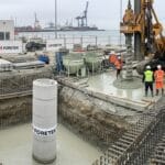 Foretek liman sahasında ıslak sistem kazık uygulaması; beton iskelede çalışan döner kazı makinesi, bentonit tankı, deniz arka planı