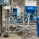Foretek tarafından uygulanan jet grouting sahnesi – enjeksiyon borulu kule tipi ekipman, çimento karışım pompası ve zemin güçlendirme çalışması