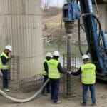 Foretek’in mikro kazık ekipmanlarıyla köprü temeli altında gerçekleştirdiği çelik borulu, enjeksiyon destekli temel güçlendirme işlemi